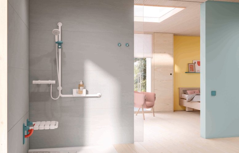 Barrier-free shower area in a patient room