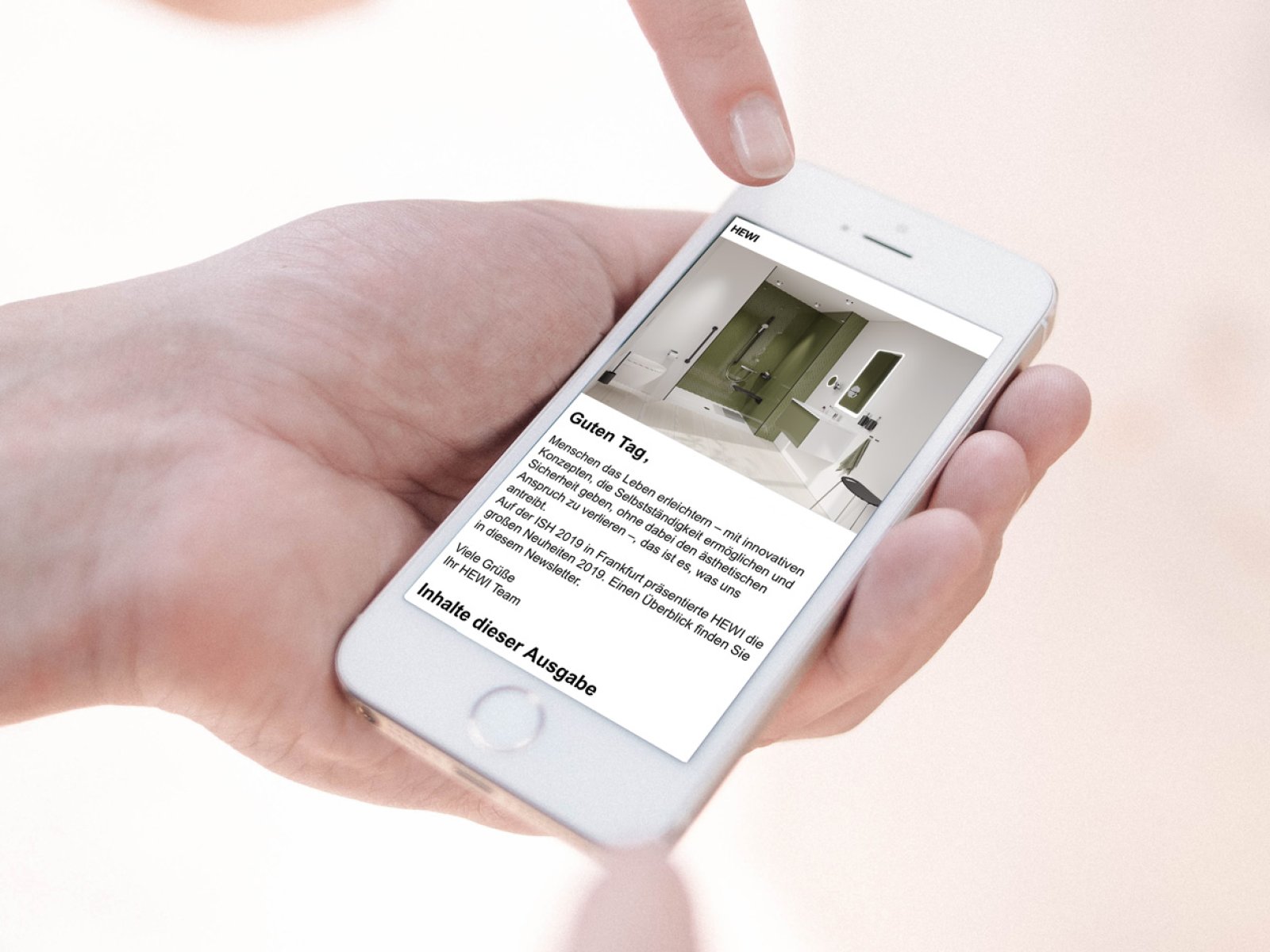 Hand with smartphone on which a newsletter is displayed